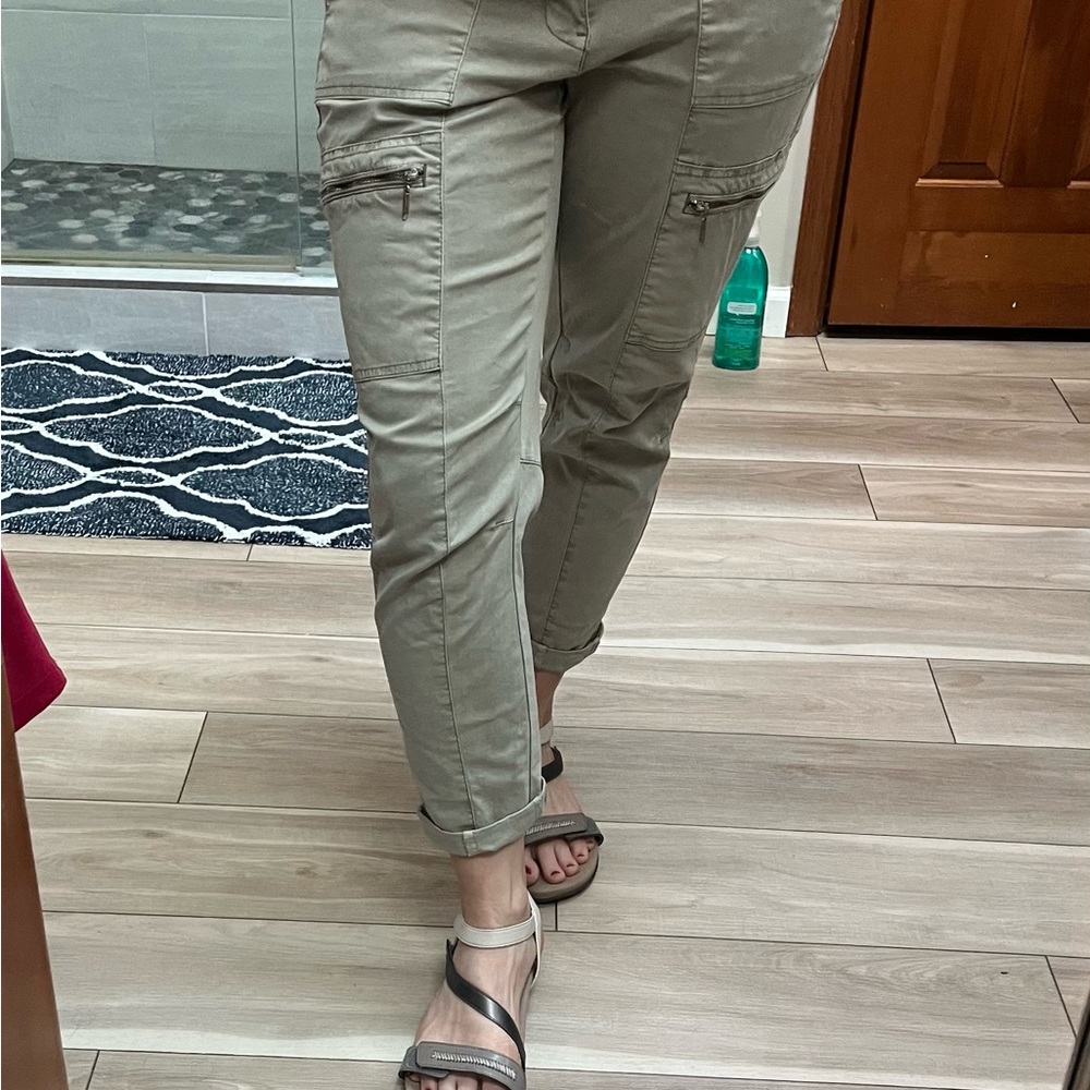 Perfect for spring or fall ! White House Black Market slim cropped pant